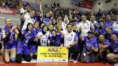 Sejumlah pemain dan ofisial tim putri Jakarta Pertamina Fastron berpose bersama setelah menjadi juara putaran pertama Proliga 2023 yang berlangsung di Palembang, Jumat (20/1/2023). Status juara mereka sandang setelah berhasil mengalahkan Jakarta BIN 3-1 (21-25, 25-14, 25-18, 25-20). (Dok. Proliga)