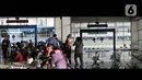Foto kombo yang menunjukkan aktivitas pemudik pada H-8 Idul Fitri tahun lalu di Terminal Pulo Gebang, Jakarta, Selasa (28/5/2019) dan suasana sepi arus mudik akibat pandemi virus corona COVID-19 di Terminal Pulo Gebang, Minggu (17/5/2020). (merdeka.com/Iqbal S. Nugroho)