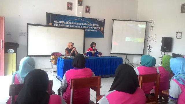 Para peserta pelatihan keterampilan kader binaan CSR Unit Karaha, tengan mendengarkan penjelasan materi di PKBM An-Nur Ibun, Bandung