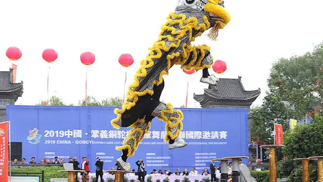Pemain barongsai Golden Dragon sedang unjuk kebolehan dalam ajang internasional di Tiongkok baru-baru ini (Liputan6.com/Rino Abonita)