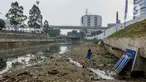 Seorang anak bermain di aliran sungai ciliwung yang mengering di kawasan MT Haryono, Jakarta, Kamis (27/7/2023). (Liputan6.com/Faizal Fanani)