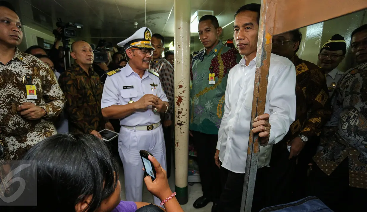 Presiden Jokowi berbincang dengan penumpang Kapal Tidar saat meninjau Pelabuhan Tanjung Priok, Jakarta, Rabu (17/6/2015). Kedatangan Jokowi untuk mengecek segala persiapan jelang bulan Ramadan 1436 H. (Liputan6.com/Faizal Fanani)