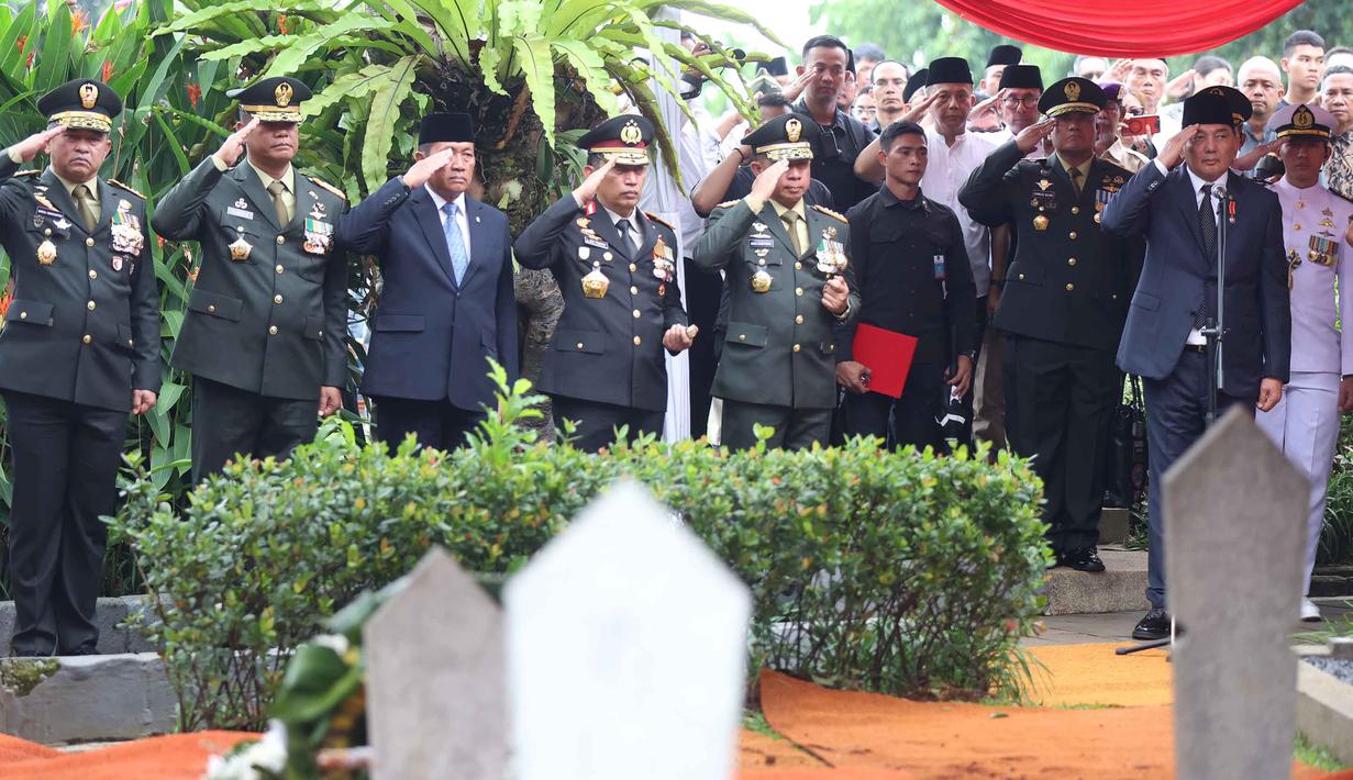 Menteri Pertahanan Sjafrie Sjamsoeddin (kedua kanan) saat memimpin prosesi pemakaman jenazah Jenderal TNI (Purn) Ryamizard Ryacudu di Taman Makam Pahlawan Nasional, Kalibata, Jakarta, Senin (1/6/2026). (Kapanlagi.com/Budy Santoso)