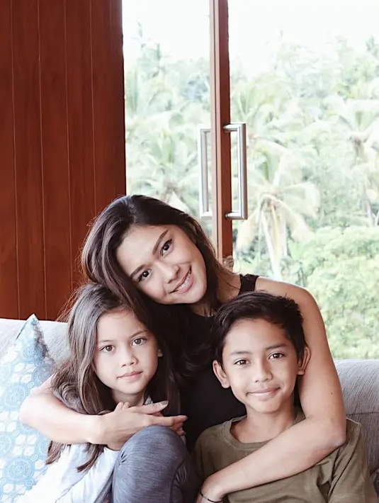 Nana pun terlihat santai menghadapi kritikan dari publik. Ia menjelaskan jika setiap orang punya gaya parenting yang berbeda. (Foto: instagram.com/nanamirdad_)