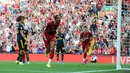 Pemain Liverpool Joel Matip merayakan golnya ke gawang Arsenal saat bertanding dalam Liga Inggris di Stadion Anfield, Liverpool, Inggris, Sabtu (24/8/2019). Liverpool menang 3-1 dan kukuh di puncak klasemen sementara. (AP Photo/ Rui Vieira)