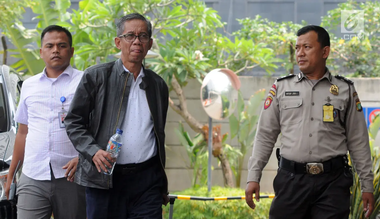 Kepala KPP Pratama Ambon La Masikamba (tengah) tiba di Gedung KPK, Jakarta, Kamis (4/10). La Masikamba terlihat mengenakan jaket hitam saat akan menjalani pemeriksan penyidik KPK. (Merdeka.com/Dwi Narwoko)