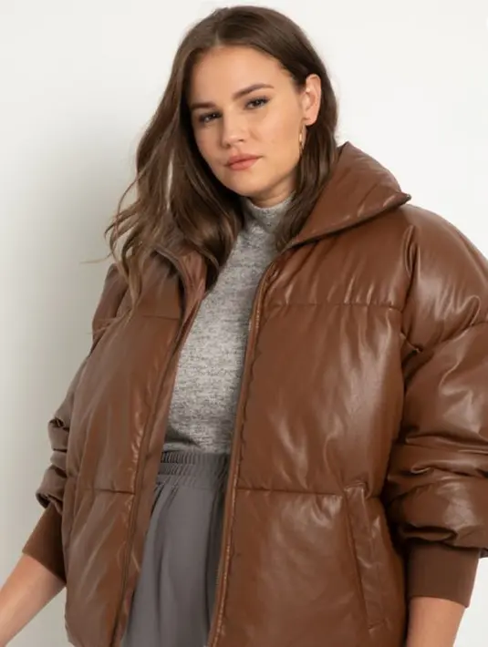 Jaket puffer berbahan kulit adalah gaya yang bisa dihadirkan sepanjang tahun dan kamu tidak akan pernah salah. Padukan dengan topi beanie dan kamu siap tampil. Foto: Pinterest.