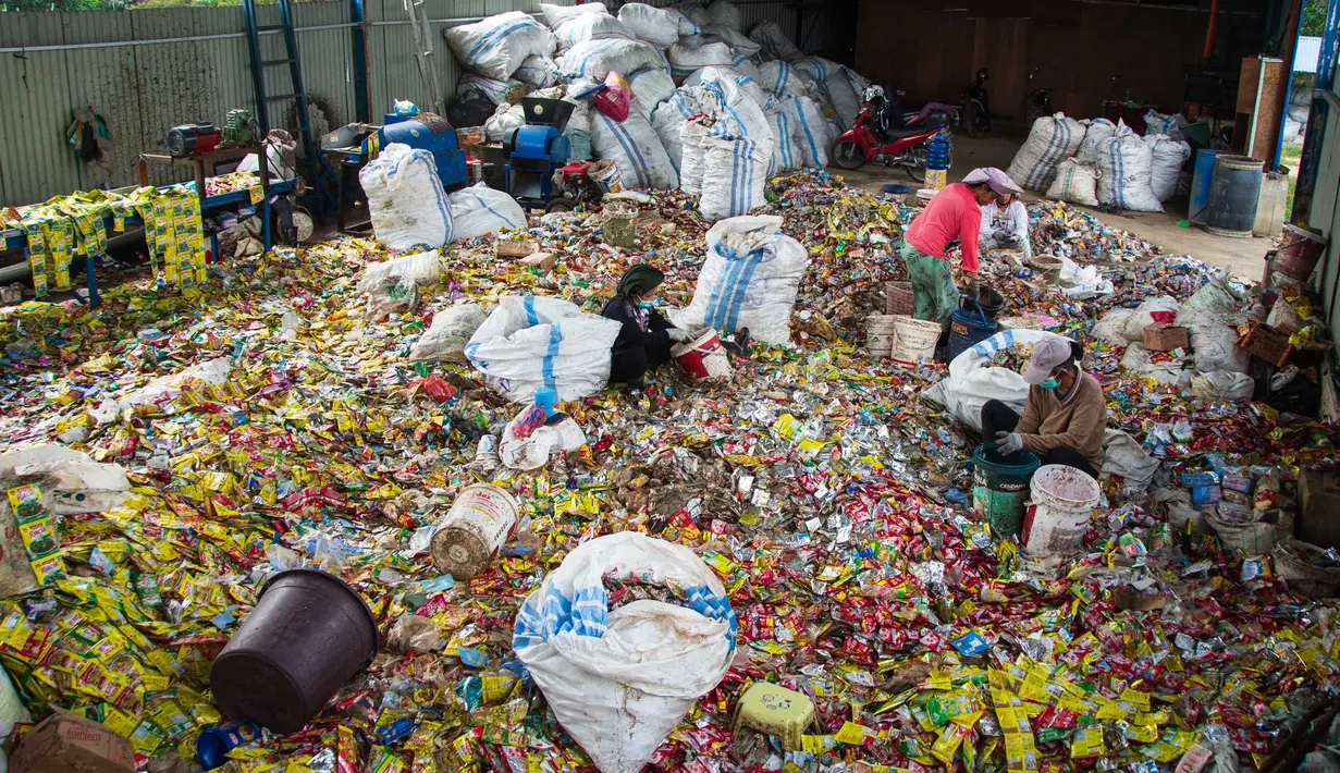 Petasol merupakan bahan bakar minyak (BBM) yang setara dengan solar, yang dihasilkan dari pengolahan sampah plastik. Inovasi ini dikembangkan oleh Badan Riset dan Inovasi Nasional (BRIN). (Wahyudi/AFP)