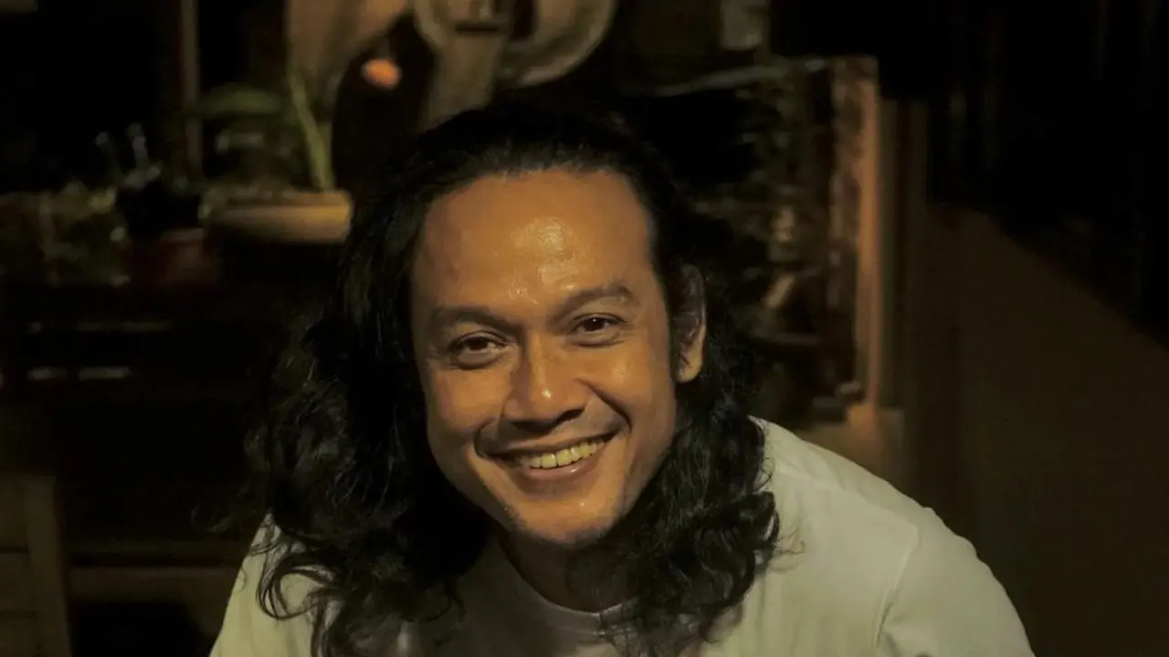 Pesona Dwi Sasono dengan Gaya Rambut Gondrong Ketika Digerai, Manly Banget