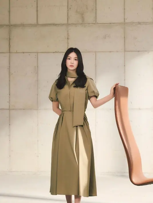 Lagi, penampilan simpel namun menawan dari Song Hye Kyo pakai midi dress cokelat dengan detail lengan pendek yang mengembang. [Foto: Instagram/kyo1122]