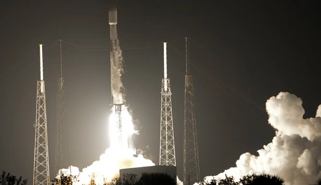 Roket SpaceX Falcon 9 yang membawa muatan dua penjelajah bulan dari Jepang dan Uni Emirat Arab diluncurkan dari Launch Complex 40 di Stasiun Angkatan Luar Angkasa Cape Canaveral, Cape Canaveral, Florida, Amerika Serikat, 11 Desember 2022. Hakuto adalah eks peserta Google Lunar X-Prize (GLXP) berhadiah USD 20 juta untuk kelompok swasta pertama yang mampu mendarat dan melakukan sejumlah misi di Bulan. (AP Photo/John Raoux)