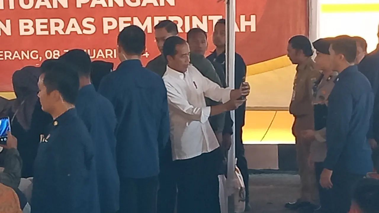 Jokowi Foto Selfie Dengan Warga Usai Bagi-bagi Beras dan Sepeda. (Senin, 08/01/2024). (Yandhi Deslatama/Liputan6.com).