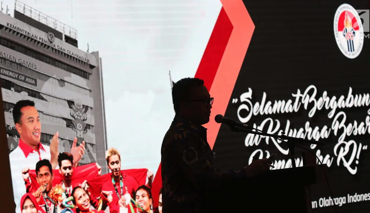 Menpora Imam Nahrawi memberi sambutan jelang menyerahkan SK CPNS kepada atlet berprestasi di Wisma Kemenpora, Jakarta, Selasa (2/4). 286 atlet menerima SK pengangkatan sebagai CPNS di lingkungan Kemenpora. (Liputan6.com/Helmi Fithriansyah)