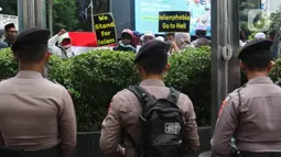 Aparat kepolisian dikerahkan mengamankan demonstrasi yang bertajuk 'Aksi Bela Alquran' di depan Kedutaan Besar (Kedubes) Swedia di Kuningan, Jakarta Selatan, Senin (30/1/2023). Pihak kepolisian menyiapkan puluhan aparat, hingga kawat berduri, dan mobil rantis di depan Kedubes Swedia. (Liputan6.com/Herman Zakharia)