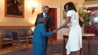 Lebih dari 100 tahun usianya, tak membuat McLaurin lemah. Ia malah mengajak Obama dan Michelle menari bersama. (Foto: Facebook Thw White House)
