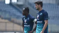 Dua bek tangguh Persib Bandung, Nick Kuipers dan Victor Igbonefo. (Bola.com/Muhammad Faqih)
