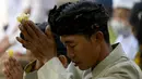 Umat ​​Hindu memanjatkan doa saat mengikuti sembahyang perayaan hari raya Galungan di Pura Jagat Natha di Denpasar, Bali, Rabu (8/6/2022). Hari Raya Galungan dan Kuningan merupakan hari besar suci umat Hindu yang jatuh setiap enam bulan sekali. (SONNY TUMBELAKA / AFP)