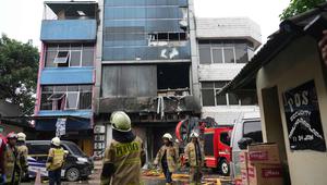 Sebelumnya, 20 orang dilaporkan meninggal dunia dalam insiden kebakaran hebat yang menghanguskan Gedung Terra Drone di Kemayoran, Jakarta Pusat. Tampak dalam foto, personel dari Dinas Penanggulangan Kebakaran dan Penyelamatan saat berada di sekitar gedung perkantoran yang terbakar di Jakarta, Selasa 9 Desember 2025. (AP Photo/Dita Alangkara)