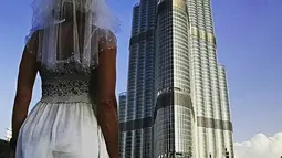 Pavlina Melicharova berfoto di depan menara Burj Khalifa, dengan mengenakan gaun pengantinnya. Wanita 49 tahun itu memutuskan mengakhiri pernikahannya yang tidak membuatnya bahagia setelah 2,5 tahun bersama sang mantan suami (facebook.com/TravellingBride)
