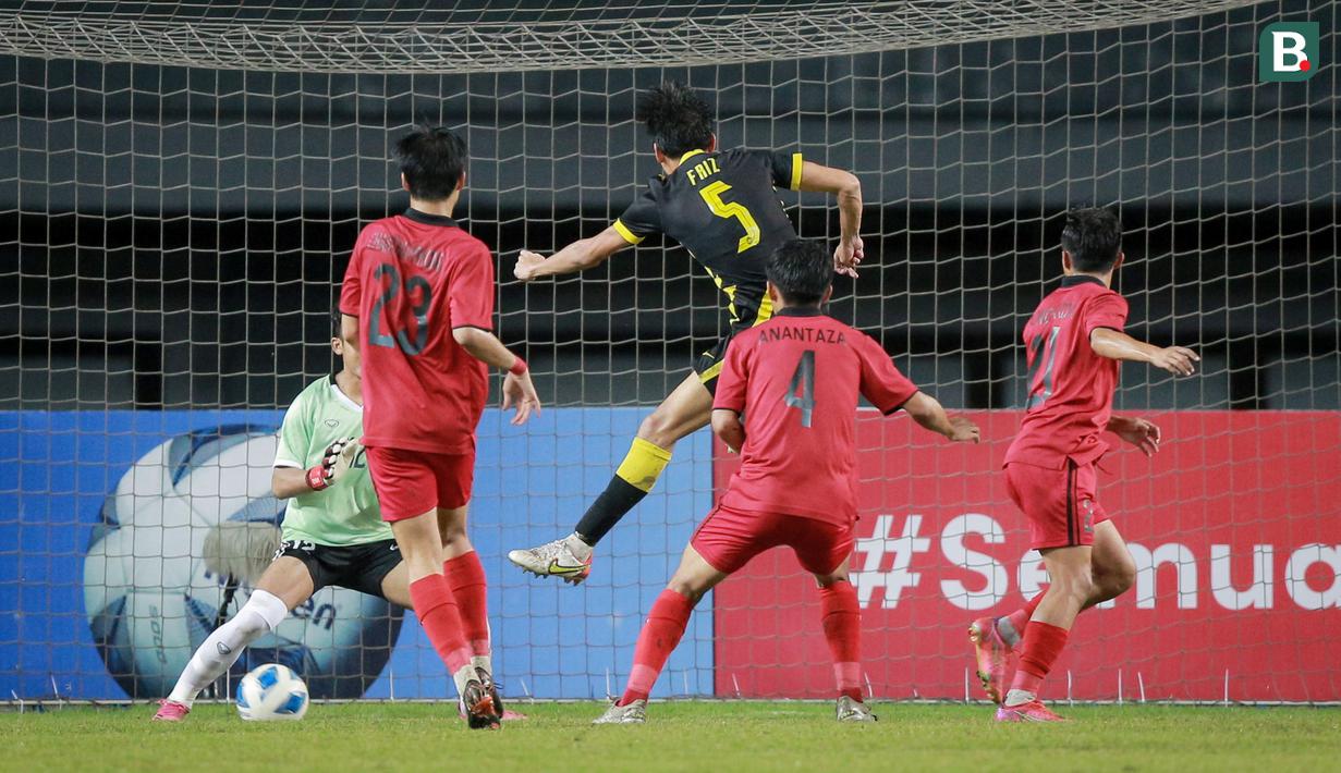 <p>Pemain Timnas Malaysia U-19, Muhammad Faiz, mencetak gol ke gawang Timnas Laos U-19 pada laga final Piala AFF U-19 2022 di Stadion Patriot Chandrabhaga, Bekasi, Jumat (15/7/2022). (Bola.com/Bagaskara Lazuardi)</p>