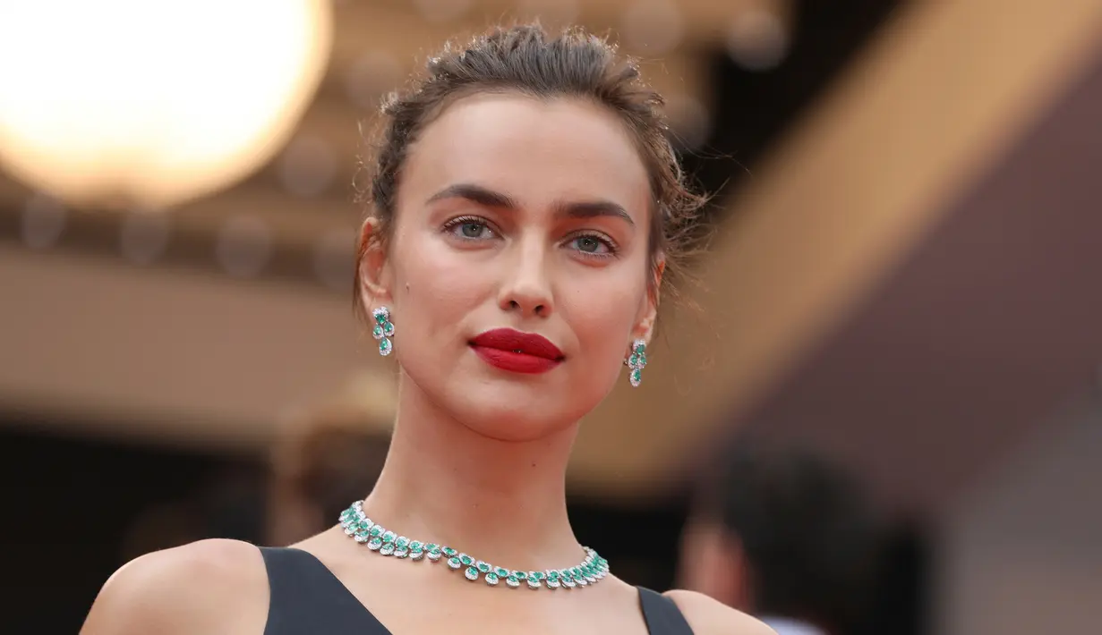 Model Rusia Irina Shayk berpose saat menghadiri pemutaran film "Yomeddine" dalam Festival Film Cannes ke-71 di Cannes, Prancis (9/5). (Vianney Le Caer/Invision/AP)