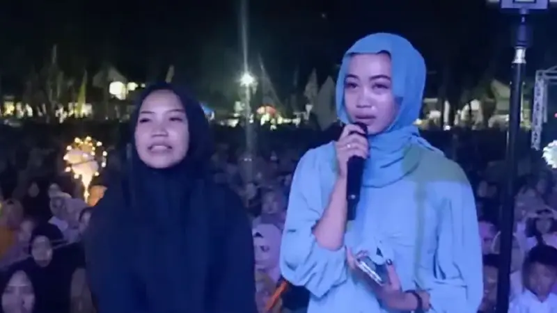 Eva, jemaah Gus Iqdam yang menangis tersedu-sedu (Tangkap Layar YouTube)