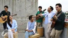 Grup Band The Overtunes bersama Grup Vocal GAC saat pembuatan video klip soundtrack 'Cek Toko Sebelah' di kawasan Cempaka Putih, Jakarta, Selasa (29/11). (Liputan6.com/Herman Zakharia)