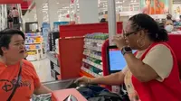 Sinyorita Esperanza Ajak Kasir Nyanyi, Hibur Semua Orang di Supermarket Amerika