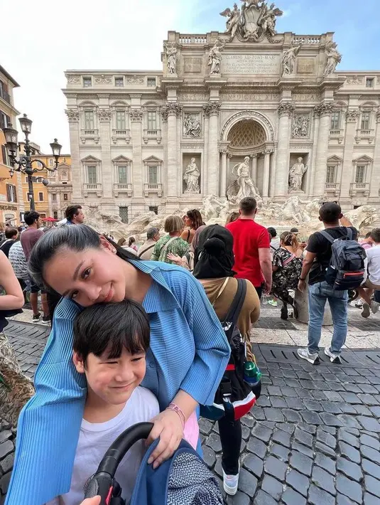 Gayanya disempurnakan dengan sepatu sneakers putih dari Roger Vivier ‘Viv Run Sneakers’ dengan harga berskisan $925 atau Rp13 juta. (Instagram/raffinagita1717).