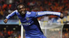 Gelandang Chelsea, Michael Essien, merayakan gol yang dicetaknya ke gawang Apoel Nicosia. Pria asal Ghana tersebut kini akan memulai lembaran baru dengan bergabung bersama klub raksasa Indonesia, Persib Bandung. (AFP/Glyn Kirk)