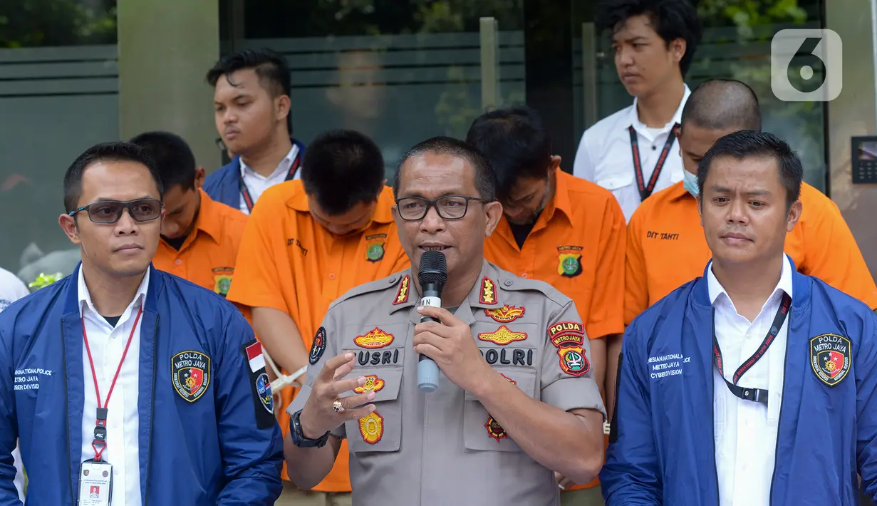 Kabid Humas Polda Metro Jaya Kombes Pol Yusri Yunus memberikan keterangan terkait kejahatan sindikat pembobolan rekening lewat kartu ATM di Jakarta, Selasa (10/3/2020). Dalam aksinya, para pelaku menyamar sebagai WNA yang berpura-pura menawarkan bisnis ponsel kepada korban. (merdeka.com/Imam Buhori)