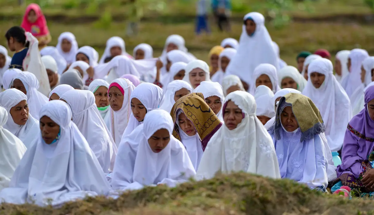 Para petani melaksanakan salat meminta hujan (Istisqa) di Peukan Bada, dekat Banda Aceh, Kamis (23/1/2020). Salat Istisqa bertujuan memohon diturunkannya hujan karena sejumlah wilayah di sana mengalami musim kemarau sehingga menyebabkan kekeringan. (CHAIDEER MAHYUDDIN / AFP)