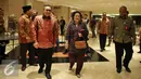 Ketua Umum PDIP, Megawati Soekarnoputri tiba untuk menghadiri seminar nasional dan bedah buku Revolusi Pancasila di Jakarta, Selasa (27/10). Buku tersebut bercerita mengenai gagasan mengenai kehidupan berbangsa dan bernegara. (Liputan6.com/Johan Tallo)