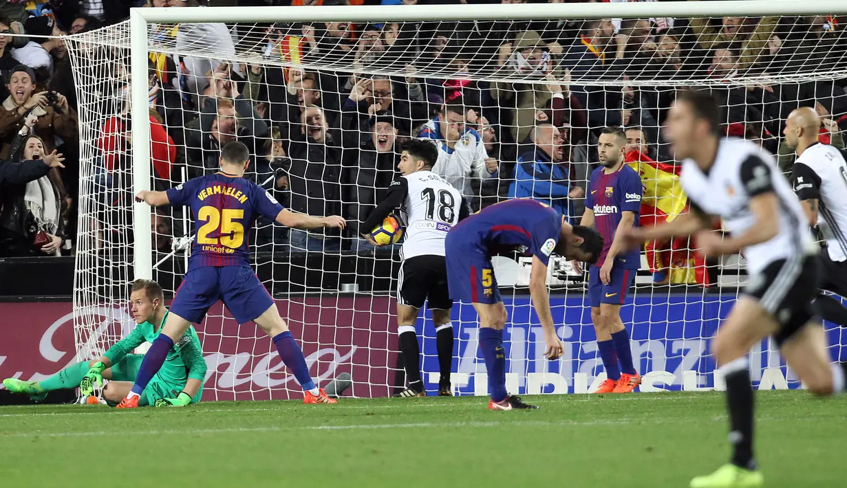 Kiper Barcelona Marc-Andre ter Stegen dan rekan setimnya bereaksi setelahh pemain Valencia mencetak gol pada lanjutan La Liga Primera Division di Stadion Mestalla, Minggu (26/11). Barcelona ditahan imbang Valencia 1-1.  (AP/Alberto Saiz)
