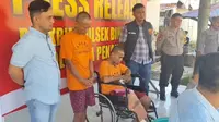 Tersangka pencurian sepeda motor duduk di kursi roda karena menggondol puluhan motor warga Pekanbaru usai keluar penjara. (Liputan6.com/M Syukur)