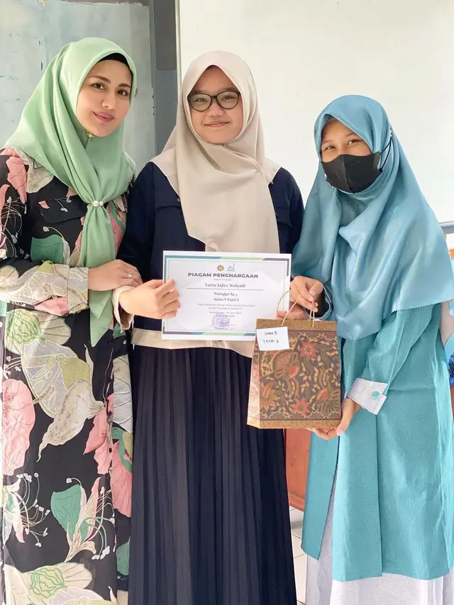 Tampil Akrab, Ini 7 Potret Juliana Moechtar Bersama Putri Sambungnya