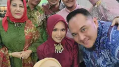 Setelah prosesi akad nikah dilaksanakan di Masjid Raya Hubbul Wathan, NTB, dan resepsi kedua di Hotel The Tribrata, Jakarta Selatan, tasyakuran ini menjadi penutup yang manis digelar di Auditorium Prof. K.H. Abdul Kahar Mudzakkir, Universitas Islam Indonesia. (Liputan6.com/IG/@dewirasyid1609)