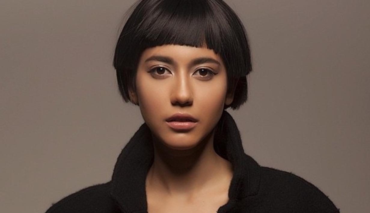 Pevita Pearce memiliki wajah cantik berdarah Banjar dan Wales. Tak heran Pevita puny apesona tersendiri yang berhasil menarik masyarakat Tanah Air. Sering tampil dengan rambut panjang, Pevita pernah tampil dengan gaya rambut pendek. (Liputan6.com/IG/@pevpearce)