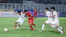 Pemain Timnas Indonesia U-20, Maouri Ananda Yves, berusaha melewati pemain Yaman U-20 dalam laga ketiga Grup F Kualifikasi Piala Asia U-20 2025 yang digelar di Stadion Madya, Jakarta, Minggu (29/9/2024). (Bola.com/M Iqbal Ichsan)