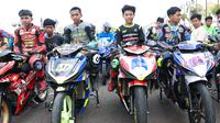 Deretan para pembalap yang bertanding di Yamaha Cup Race Seri 1 yang bertempat di Sirkuit Puncak Mario, Kabupaten Sidrap, Sulawesi Selatan. (Bola.com/Abdul Aziz)