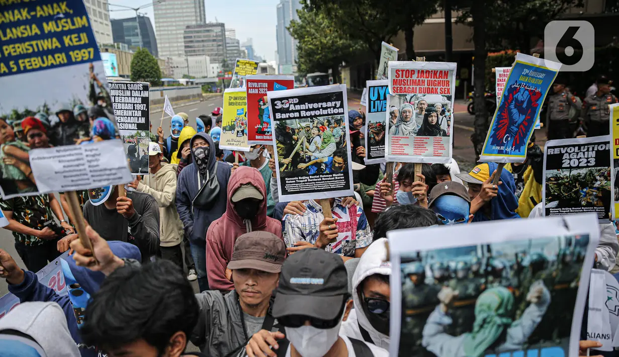 Juru bicara Kongres Uighur Dunia, Dilshat Rishit, mengungkap warga Muslim di barat laut Xinjiang dalam pantauan ketat agar mereka tak berpuasa. (Liputan6.com/Faizal Fanani)