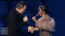 Penampilan Rick Price dan Syahrini di panggung Konser Raya 22 Indosiar, Jakarta, Rabu (11/1). Selain menghadirkan musisi papan atas Indonesia Konser Raya 22 Indosiar juga menghadirkan musisi internasional. (Liputan6.com/Herman Zakharia)