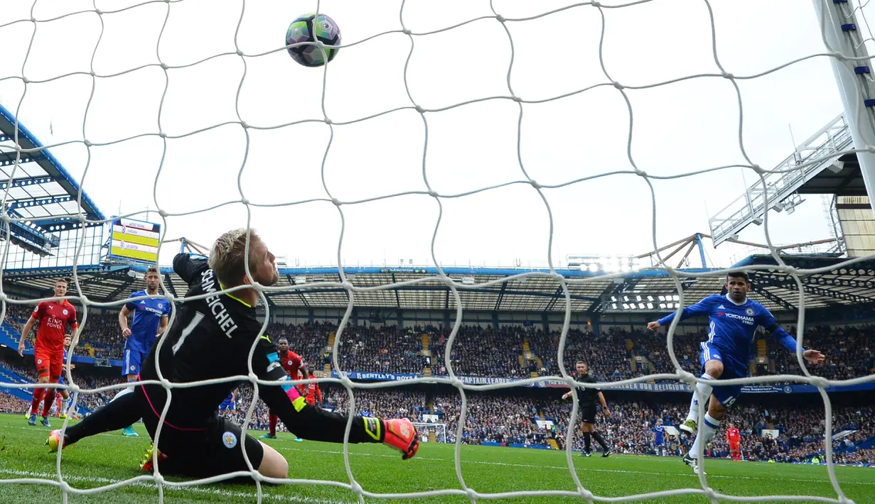 Diego Costa (kanan) melepaskan tembakan yang berbuah gol ke gawang Leicester City saat di jaga Kasper Schmeichel pada laga Premier League pekan ke-8 di Stamford Bridge, London, (15/10/2016). (AFP/Glyn Kirk)