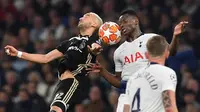 Duel udara antara Hakim Ziyech dan Victor Wanyama pada leg 1, Semifinal Liga Champions yang berlangsung di Stadion Tottenham Hotspur, London, Rabu (1/5). Ajax menang 1-0 atas Tottenham Hotspur. (AFP/Emmanuel Dunand)