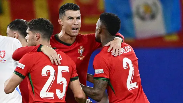 Foto: Pesona Cristiano Ronaldo, Gagal Cetak Gol Tapi Sukses Mengayomi Pemain Muda Portugal