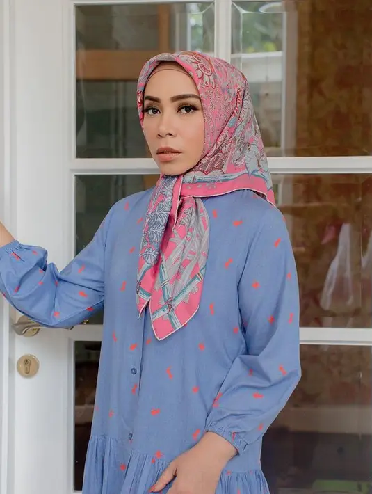Seperti potret berikut seperti yang dibagikan belum lama ini. Melly terlihat lebih langsing dan tirus. Bahkan, mendapat pujian dari teman-teman selebriti Tanah Air hingga Malaysia. [Instagram/melly_goeslaw]