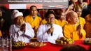 Anggota Dewan Syuro PKB Abdul Ghofur dan Ketum PKB Muhaimin Iskandar bersama dengan para biksu dan Solidaritas Umat Buddha usai berdialog di Wihara Dharma Bhakti (Cing Te Yen) Petak Sembilan Glodok, Jakarta, Minggu (3/9). (Liputan6.com/Angga Yuniar)