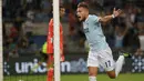 Penyerang Lazio, Ciro Immobile melakukan selebrasi usai mencetak gol ke gawang Juventus pada pertandingan final Piala Super Italia di stadion Olimpiade Roma, Italia (13/8). Lazio menang atas Juventus dengan skor 3-2. (AP Photo / Gregorio Borgia)