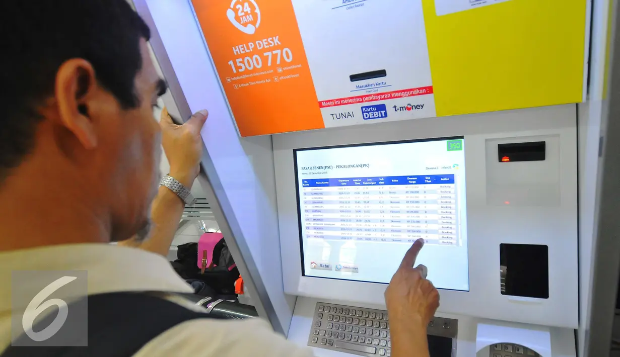 Calon penumpang memilih kereta di mesin penjual tiket kereta api otomatis di Stasiun Senen, Jakarta, Selasa (20/12). Jelang libur Natal dan tahun baru tiket Kereta Api sudah habis untuk keberangkatan Jateng dan Jatim. (Liputan6.com/Angga Yuniar)