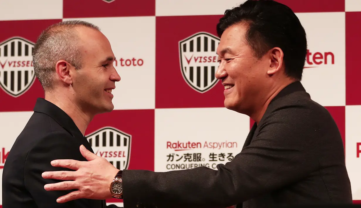 Mantan pemain Barcelona, Andres Iniesta (kiri) menyalami pemilik klub Vissel Kobe, Hiroshi Mikitani saat konferensi pers di Tokyo, Jepang, Kamis (24/5). Iniesta resmi bergabung dengan Vissel Kobe. (Behrouz MEHRI/AFP)